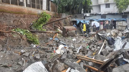 ಕಾರಟಗಿ: ಭಾರೀ ಮಳೆಗೆ ಕುಸಿದ ಗೋಡೆ, ಮಗು ಸಾವು