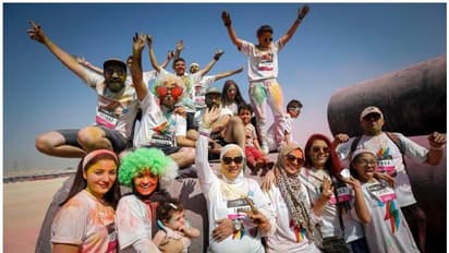 ആണ്-പെണ് വ്യത്യാസമില്ലാതെ നിറ മഴയില് കുളിച്ച് സൗദിയില് 'കളര് റണ്' - ചിത്രങ്ങള് കാണാം