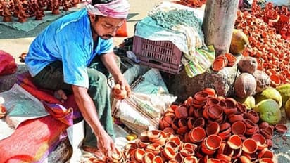 ಮಂಡ್ಯ: ದೀಪ, ಪಟಾಕಿ ಖರೀದಿ ಭರಾಟೆ