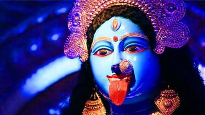 আপনার ঠাকুরঘরে মা কালীর ছবি রয়েছে? এতে কোনও পুজোই সম্পূর্ণ হচ্ছে না, জেনে নিন সঠিক নিয়ম