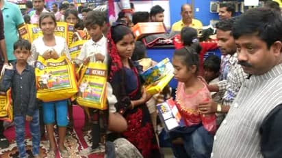 दीपावली पर इस मंत्री ने 150 गरीब बच्चों को मॉल में कराई शॉपिंग, मोदी-योगी की वजह से करते हैं ऐसा