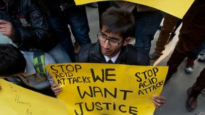 উলট পুরাণ, অ্যাসিড আক্রান্ত এবার প্রেমিকই, কে দিল বিয়ের চাপ তাই নিয়ে জোর ধন্দ