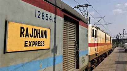 రాజధాని ఎక్స్ప్రెస్లో పొగలు.. అప్రమత్తమైన లోకో ఫైలెట్.. 20 నిమిషాలపాటు రైలు నిలిపివేత..