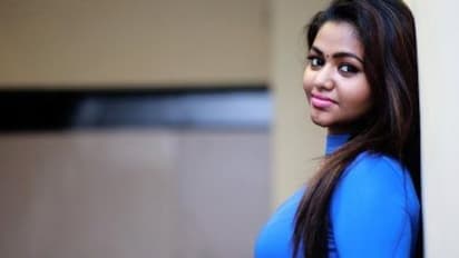 குட்டை உடையில்... ஆண் நண்பருடன் மீண்டும் கெட்ட ஆட்டம்... சோசியல் மீடியாவில் தீயாய் பரவும் வீடியோ... ஷாலு ஷம்முவை வெளுத்து வாங்கும் நெட்டிசன்கள்...!