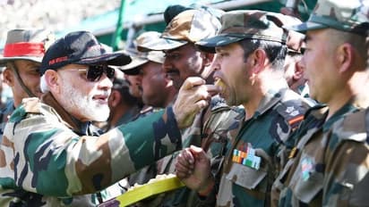 আমি তোমাদেরই লোক, রাজৌরিতে সেনাদের এমনই বার্তা দিলেন প্রধানমন্ত্রী