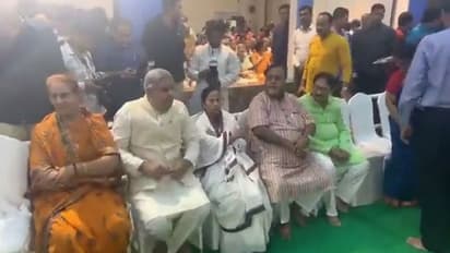 আলোর উৎসবে কাটল সংঘাত, মুখ্যমন্ত্রীর বাড়ির কালীপুজোয় কাছাকাছি এলেন ধনকড় ও মমতা