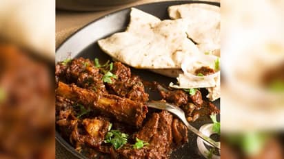 యూత్ లో నయా ట్రెండ్: రోడ్లపై బర్త్ డే సెలబ్రేషన్స్, కేసులు తప్పవంటూ పోలీసుల వార్నింగ్