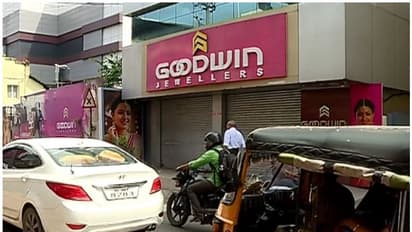 ഗുഡ്വിന് ജ്വല്ലറി ഉടമകള്ക്കെതിരായ കേസ്; തൃശ്ശൂരിലെ ഷോറൂം തുറന്നില്ല, മാതാപിതാക്കളെ വീട്ടില് നിന്ന് മാറ്റി