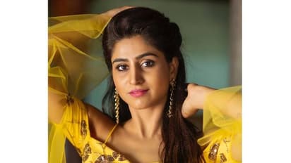 యాంకర్ వర్షిణి గ్లామర్ షో.. నడుము సొగసుతో మాయ చేస్తున్న బ్యూటీ!