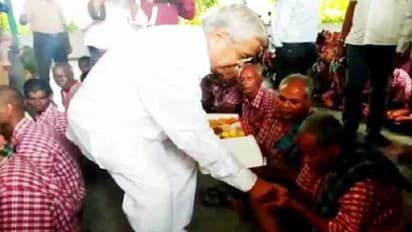 ನಿರಾಶ್ರಿತರೊಂದಿಗೆ ದೀಪಾವಳಿ ಆಚರಿಸಿದ ಕಾರಜೋಳ