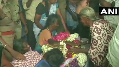 கல்லறைத் தோட்டத்தில் சுஜித் உடல் !! கதறி அழும் தாய் !! தீரா சோகத்துடன் பொது மக்கள் கண்ணீர் அஞ்சலி !!