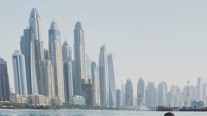 தண்ணீல மிதந்த சன்னி லியோன்... சோசியல் மீடியாவை ஷேக் செய்த 'ஹாட்' போட்டோஸ்...!