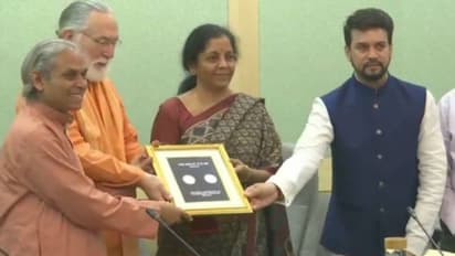 অর্থমন্ত্রীর হাতে প্রকাশ পেল ১২৫ টাকার কয়েন, মিলবে হাতে-গোনাই, কার ছবি থাকছে এতে