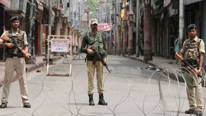 தடுப்புக் காவலில் இருந்த அரசியல்கட்சித் தலைவர்கள் திடீரென இடமாற்றம்: ஜம்மு காஷ்மீர் நிர்வாகம் அதிரடி முடிவு..!