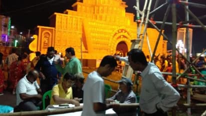 টিকিট কেটে কালী প্রতিমা দেখতে হচ্ছে নৈহাটিতে, সমস্যায় দর্শনার্থীরা