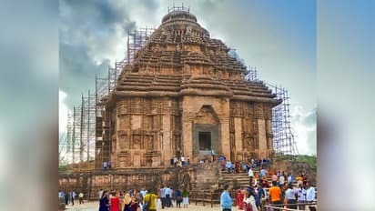 Have the historic stone carvings at Konark Temple been replaced with plain stones?