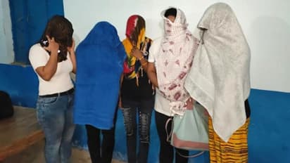 ছবিতে অভিনয়ের প্রলোভন দেখিয়ে শারীরিক সম্পর্কে জোর, বড়সড় দেহব্যবসার পর্দাফাঁস