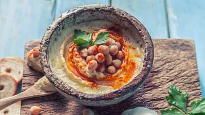 চেখে দেখুন মধ্য়প্রাচ্যের জনপ্রিয় একটি পদ হুম্মুস