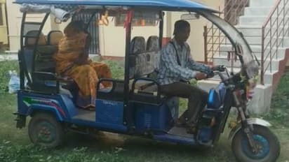 বাড়িতে গিয়ে সোনার হার ফিরিয়ে দিলেন গৃহবধূকে, সততার নজির টোটো চালকের