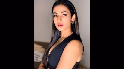 బాలయ్య హీరోయిన్ గ్లామర్ షో.. మెస్మరైజ్ చేసే అందం!