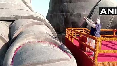 சர்தார் வல்லபாய் படேல் பிறந்த நாள் விழா !! பிரமாண்ட சிலைக்கு மலர் தூவி பிரதமர் அஞ்சலி !!