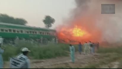 ఘోర ప్రమాదం: రైలులో మంటలకు 65 మంది సజీవ దహనం