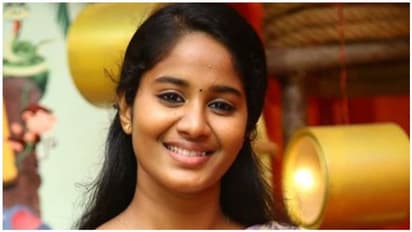 அடுத்தடுத்து குவியும் படங்கள்...அடைமழையில் நனையும் பவி டீச்சர்...