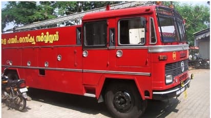 ഒഴുക്കില്പ്പെട്ട ഡോക്ക് യാര്ഡ് ജീവനക്കാരനെ അഗ്നിശമനസേന രക്ഷപ്പെടുത്തി