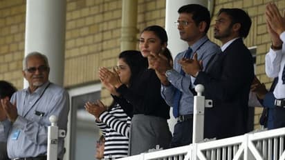 অনুষ্কার জন্য চা এনে দেওয়া কাজ নির্বাচকদের, বিস্ফোরণ ফারুখ ইঞ্জিনিয়ারের