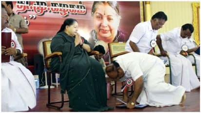 காலில் விழ வைத்து உள்ளூர ரசித்த ஜெயலலிதா... அதற்கு இப்படியொரு பழிவாங்கும் ஃப்ளாஷ்பேக்கா..?