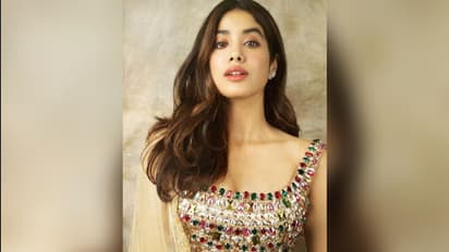 গাড়ি থামিয়ে পথ শিশুকে খাবার তুলে দিলেন মানবিক জাহ্নবী, ভাইরাল ভিডিও