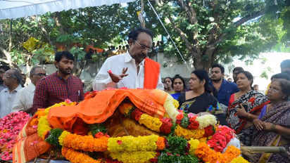 కన్నీరు మున్నీరుగా విలపిస్తూ గీతాంజలి భౌతిక కాయాన్ని ముద్దాడిన నటి.. ఫొటోస్!