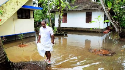 അരൂർ പഞ്ചായത്തിലെ ഏട്ടാം വാർഡില് വെള്ളക്കെട്ട്, മെമ്പറുടെ വീടുള്പ്പടെ ഭീഷണിയില്