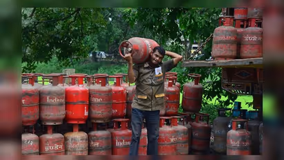 இல்லத்தரசிகளுக்கு அடித்த ஜாக்பாட்.!! வருடத்துக்கு 3 கேஸ் சிலிண்டர் இலவசம்.. ! முதல்வர் அறிவிப்பு !!