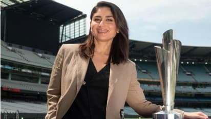 ক্রিকেটে করিনা কাপুর, অস্ট্রেলিয়ায় টি২০ বিশ্বকাপ ট্রফি হাতে বলিউড অভিনেত্রী