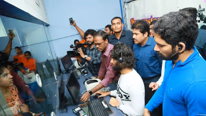 కౌంటర్ వద్ద టికెట్లు అమ్ముకుంటున్న విజయ్ దేవరకొండ