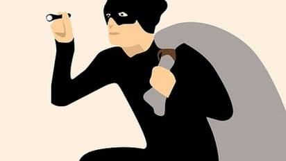 മലങ്കര കത്തോലിക്ക ദേവാലയത്തിന്റെ വാതില് കുത്തിത്തുറന്ന് സ്വര്ണവും പണവും മോഷ്ടിച്ചു