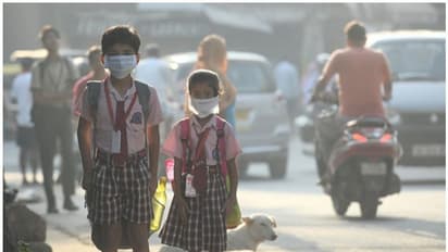 ఢిల్లీ కాలుష్యం: హెల్త్ ఎమర్జెన్సీ విధింపు.. స్కూళ్లకు సెలవులు, మాస్క్లు తప్పనిసరి