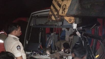 కర్నూలు జిల్లాలో ఘోర రోడ్డు ప్రమాదం.... ఇద్దరు మృతి