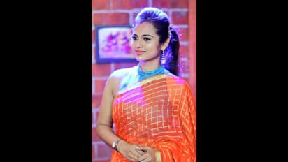 இடுப்பு மடிப்பை தாண்டி..... வேறு லெவலுக்கு சென்ற ரம்யா பாண்டியனின் புகைப்படங்கள்...!