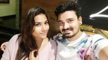 மறுமணத்திற்கு ரெடியான விஜய் டிவி மைனா! - பிரபல சீரியல் நடிகருடன் திருமண நிச்சயம்!