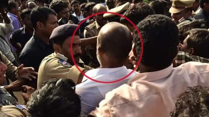 డ్రైవర్ బాబు అంతిమయాత్ర: బీజేపీ ఎంపీ సంజయ్‌పై చేయిచేసుకున్న ఏసీపీ, ఉద్రిక్తత