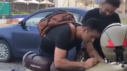 ಅಭಿಮಾನಿಗೆ ಸ್ಪೆಷಲ್ ಗಿಫ್ಟ್ ನೀಡಿದ ಧೋನಿ!