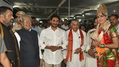 బ్రాండ్ హైదరాబాద్: చంద్రబాబు పాటను అందుకున్న వైఎస్ జగన్