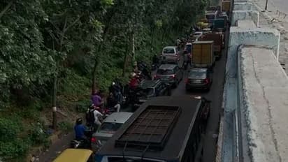 ಬ್ರಿಡ್ಜ್ ನಲ್ಲಿ ಭಾರೀ ಗುಂಡಿ : ಸಂಚಾರ ಮಾರ್ಗ ಬದಲಾಗಿ ಕಿ.ಮೀವರೆಗೂ ಟ್ರಾಫಿಕ್ ಜಾಮ್