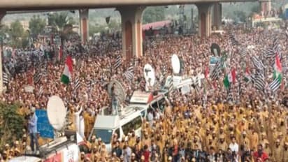 'আজাদি মার্চ'-এ প্রবল চাপে ইমরান খান, দুই দিনের মধ্যে পদত্যাগের হুঁশিয়ারি