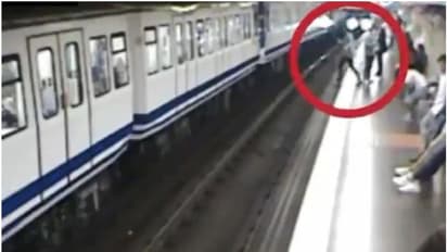 മൊബൈലില് നിന്ന് കണ്ണെടുക്കാതെ നടന്ന യുവതി പാഞ്ഞുവരുന്ന ട്രെയിനിന് മുന്നില് വീണു; പിന്നീട് നടന്നത്