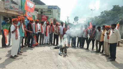 బండి సంజయ్ పై ఏసీపీ దాడి: బిజెపి రాస్తారోకో, దిష్టిబొమ్మ దగ్ధం
