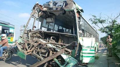 கண்டெய்னர் லாரி மீது பயங்கரமாக மோதிய அரசு பேருந்து..! தலை நசுங்கி ரத்தவெள்ளத்தில் நடத்துநர் பலி..!