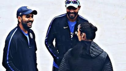 రోహిత్, జడేజాల మధ్య ఫుట్‌బాల్ స్టార్ ‘‘జ్లటాన్’’: కొంచెం జాగ్రత్తగా చూస్తే